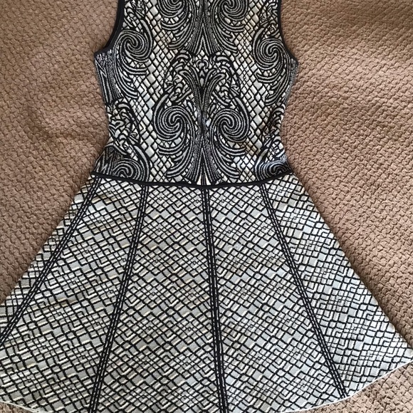 Beautiful soft sweater dress by BCBG Maxazria - Picture 2 of 10